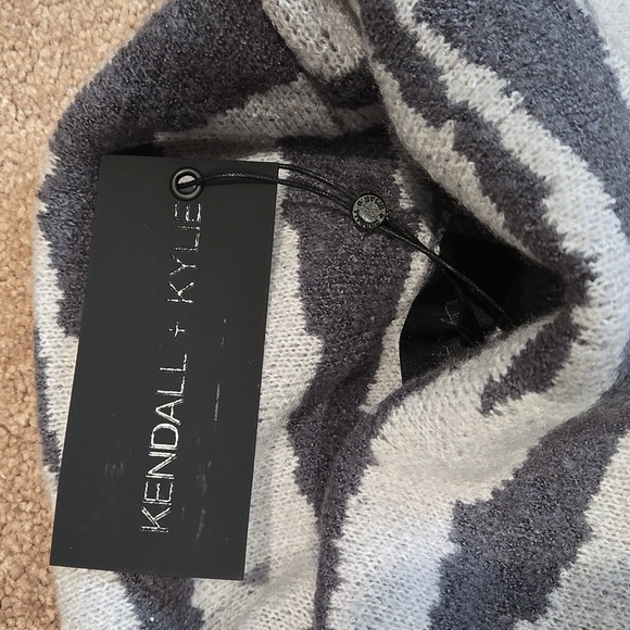 Kendall + Kylie crop sweater, size lg, NWT - Picture 3 of 4